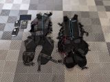 deux paires d'équipement de plongée posées par terre à côté d'un téléphone portable