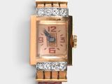 une image d'un gros plan d'une montre-bracelet ornée de diamants