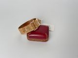 une paire de bracelets de couleur dorée dans un écrin rouge