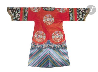 une robe chinoise rouge et bleue ornée d'un motif floral