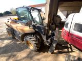 un tracteur garé à côté d'un camion rouge