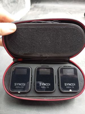 une personne tenant une pochette contenant trois téléphones portables