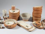 plusieurs pièces de poterie posées sur une table