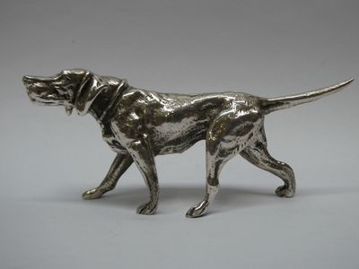figurine de chien plaquée argent sur fond blanc