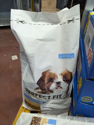 un sac de croquettes posé sur une pile de cartons