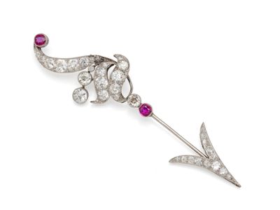 une broche en forme de flèche sertie de diamants et de rubis