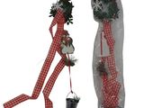 deux décorations de Noël suspendues au bord d'un sac en plastique