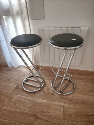 deux tabourets posés sur un parquet