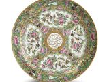une assiette richement décorée, ornée d'un motif floral et d'une bordure dorée