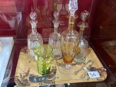 des bouteilles et des verres exposés dans une vitrine de musée