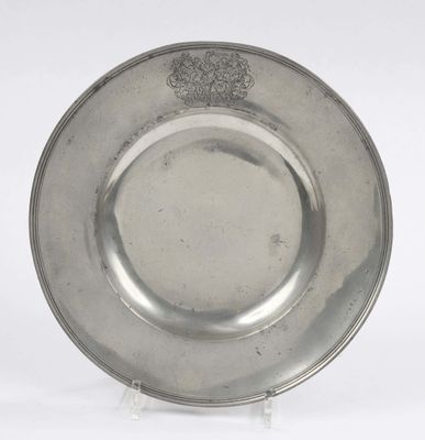 une assiette ancienne en argent, ornée d'un lion sur le bord