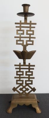 un bougeoir en métal orné d'un motif