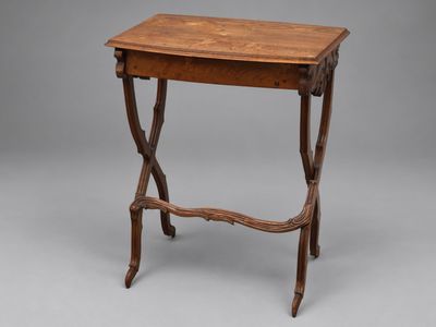 une petite table avec un plateau et un piètement en bois