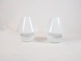 deux lampes blanches posées sur une surface blanche