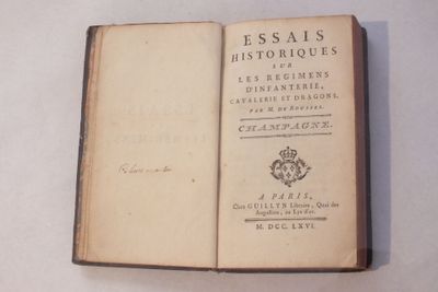 un vieux livre écrit posé sur une table