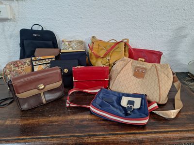 beaucoup de sacs à main posés sur une table en bois