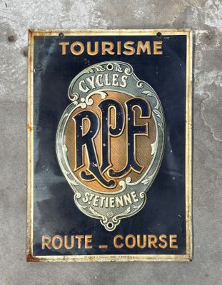 sign on the side of a building that says cycle route course