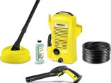 un gros plan sur un nettoyeur haute pression jaune, un tuyau et d'autres accessoires de nettoyage