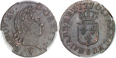 Gros plan sur une pièce de monnaie ornée d'une couronne