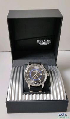 l'image d'une montre dans une boîte posée sur une table