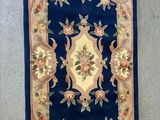 un tapis bleu et or accroché au mur