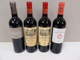 trois bouteilles de vin sont alignées sur une table