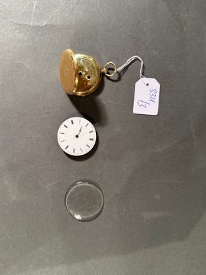 une horloge et un porte-clés posés sur une table