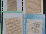 un livre sur lequel sont posés plusieurs papiers