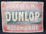 une photo d'un panneau sur lequel on peut lire « Dunlop Automobile »