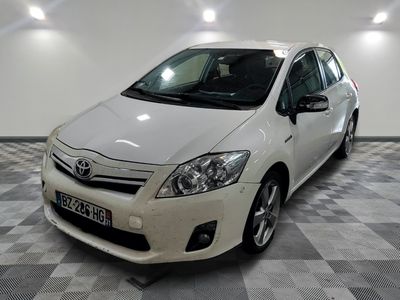 une voiture blanche garée dans une pièce