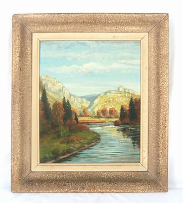 une peinture à l'huile représentant une rivière avec des montagnes en arrière-plan