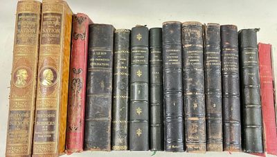 plusieurs vieux livres sont alignés sur une étagère, les uns à côté des autres