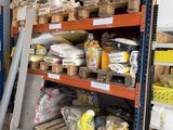 de nombreuses étagères remplies de denrées alimentaires et de fournitures dans un entrepôt