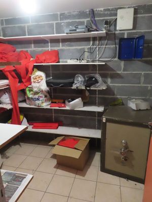 une petite pièce avec plein d'objets sur les étagères