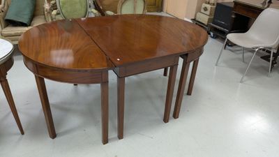 Table ronde en acajou et placage d'acajou à deux allonges, é…