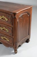 Commode à façade galbée en châtaignier teinté acajou mouluré… (photo 2)