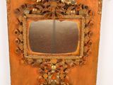 un miroir accroché au mur avec un cadre doré
