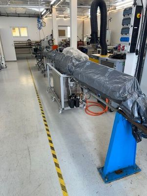 une image représentant une usine avec un tapis roulant au milieu de la pièce