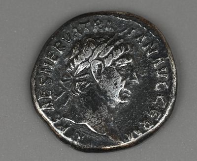 gros plan d'une pièce d'argent sur laquelle figure une femme