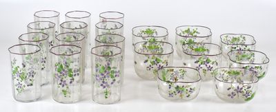 un grand nombre de verres posés sur une table