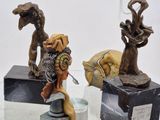 deux figurines posées sur une table en verre