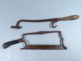 une paire d'outils à main anciens sur fond blanc