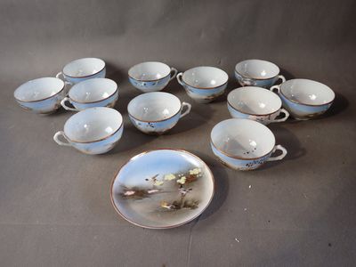 JAPON Service en porcelaine, comprenant 1 sous tasse et 11 tasses