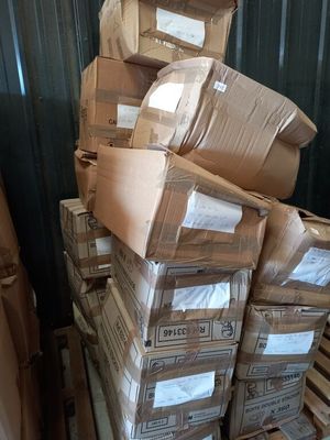 Sur une palette, environ 960 cintres de différentes formes (…