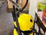 un aspirateur jaune posé sur le sol