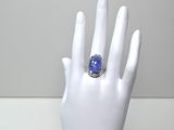 une image représentant une main avec une bague au doigt