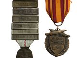 deux médailles et une médaille sur fond blanc avec un fond blanc