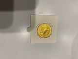 un petit bout de papier sur lequel se trouve une pièce d'or