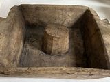 un vieux saladier en bois contenant deux morceaux de bois