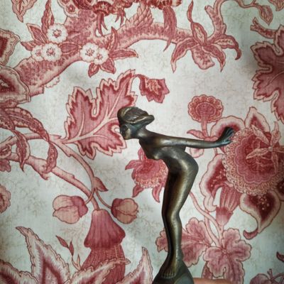 une statue représentant une femme debout sur une table